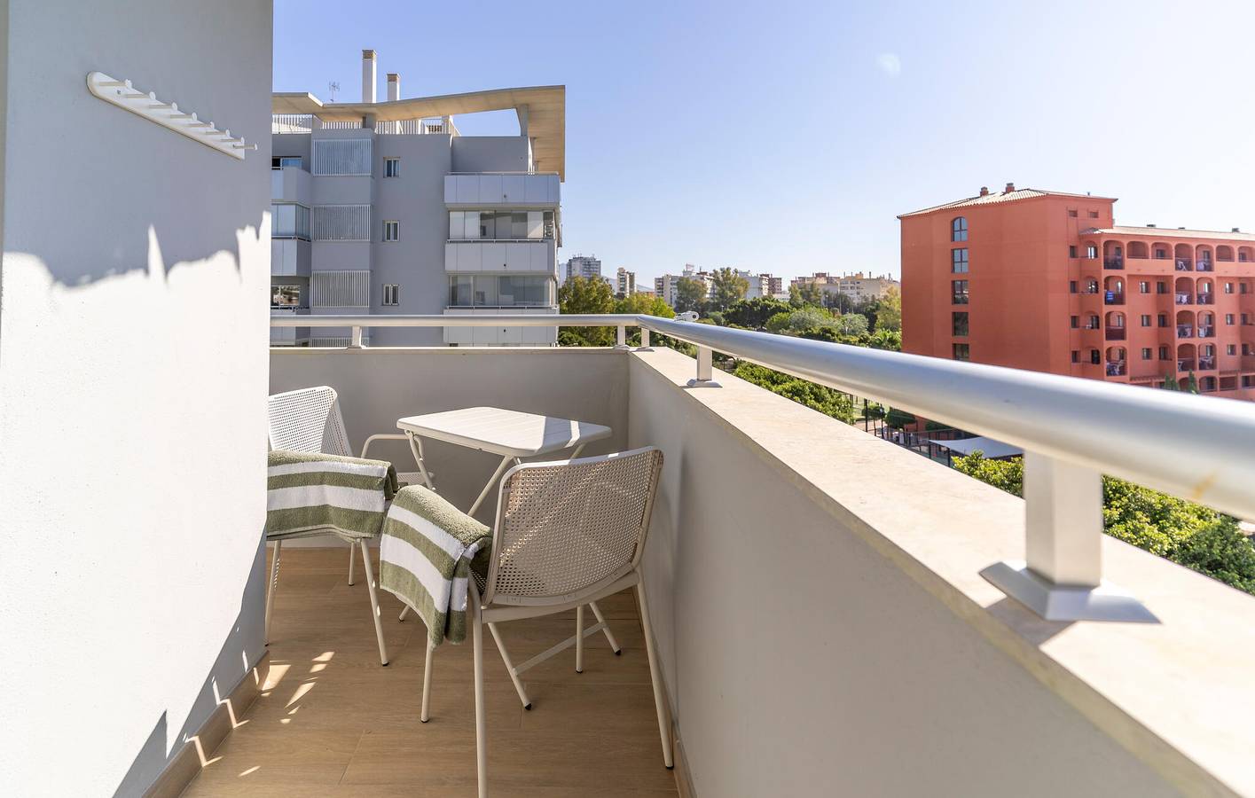 Apartamento vacacional entero, Acogedor Apartamento con WiFi, AC & Parking, Terraza - ¡Cerca de la Playa de San Francisco! in Myramar, Fuengirola