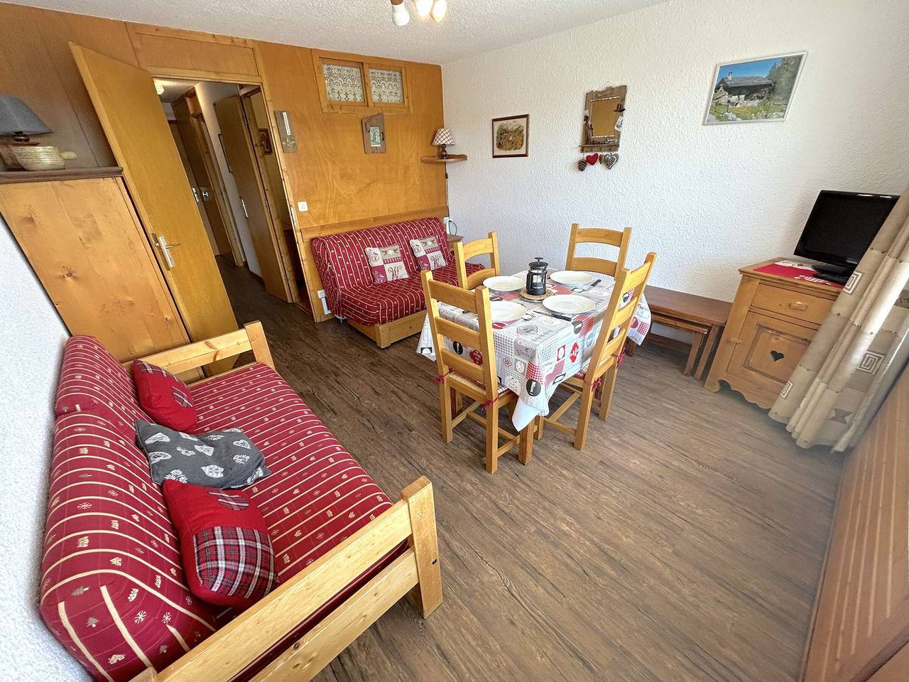 Entire apartment, Cozy Studio with Mountain View, Balcony, and Central Location – Sleeps 4 in Les Saisies, Albertville region