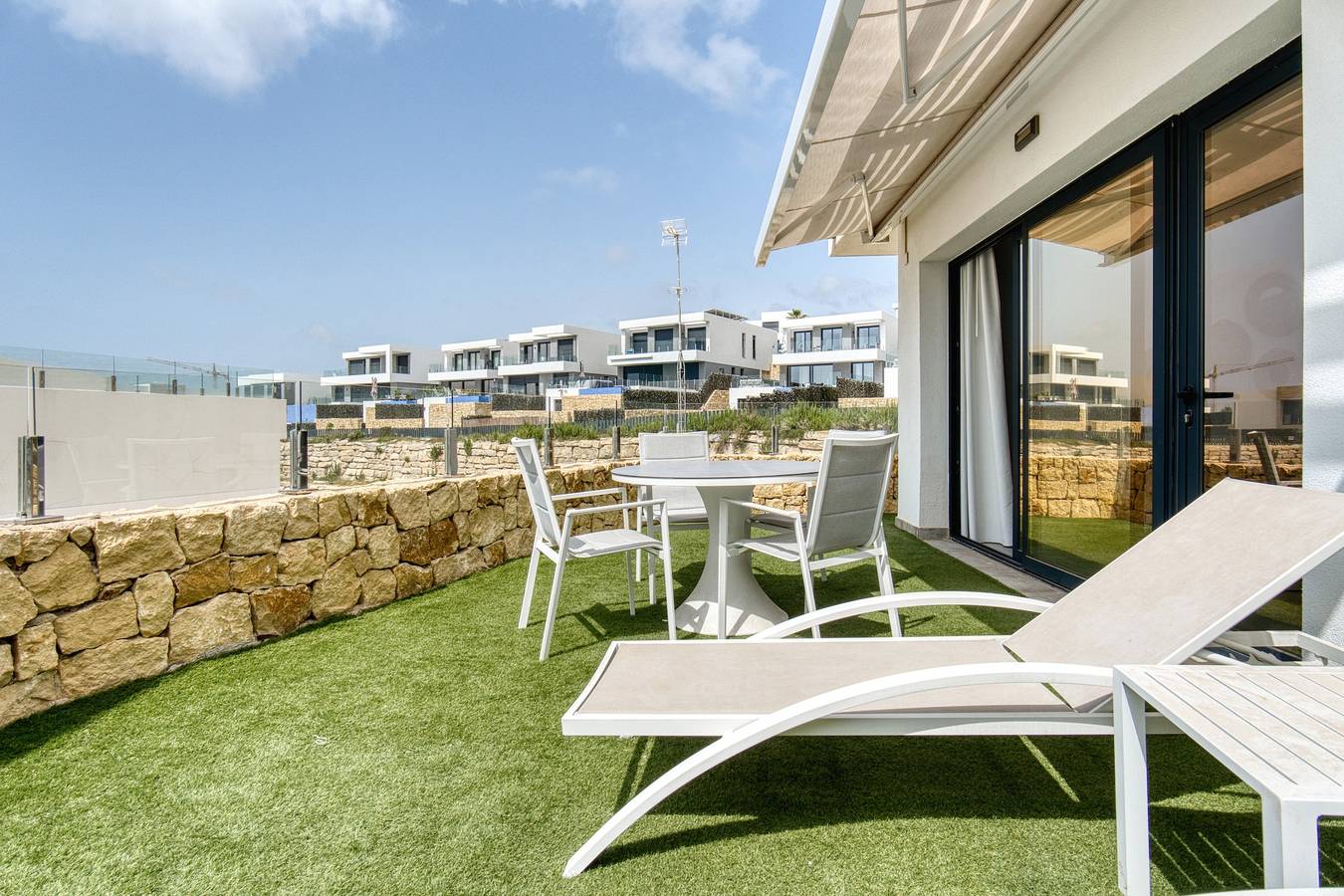 Apartamento entero, Apartamento 'Izabell' con vistas a la montaña, piscina compartida y Wi-Fi in Golf Bahia, Finestrat