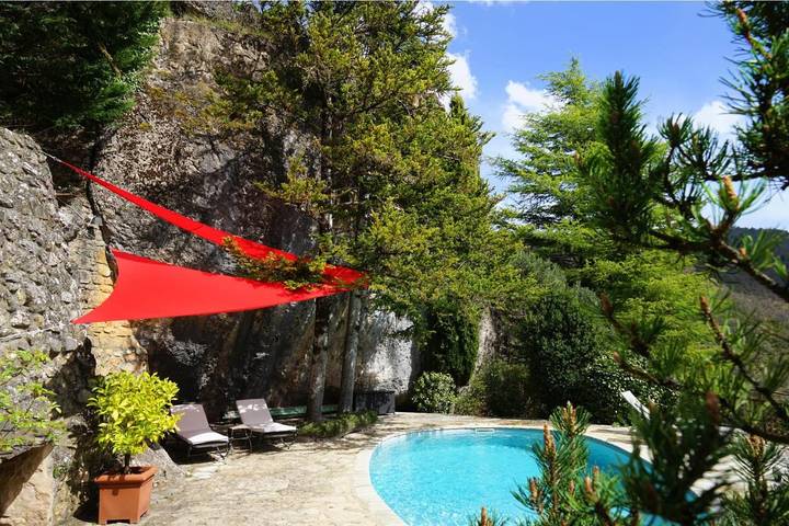 Location de vacances pour 2 personnes, avec piscine ainsi que jardin et vue à La Roque-Sainte-Marguerite