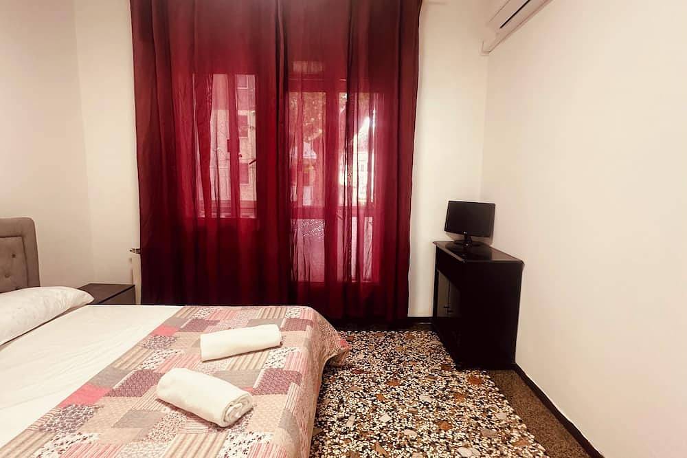 Entire apartment, Double room with balcony 2 people’s in Mestre, Venice