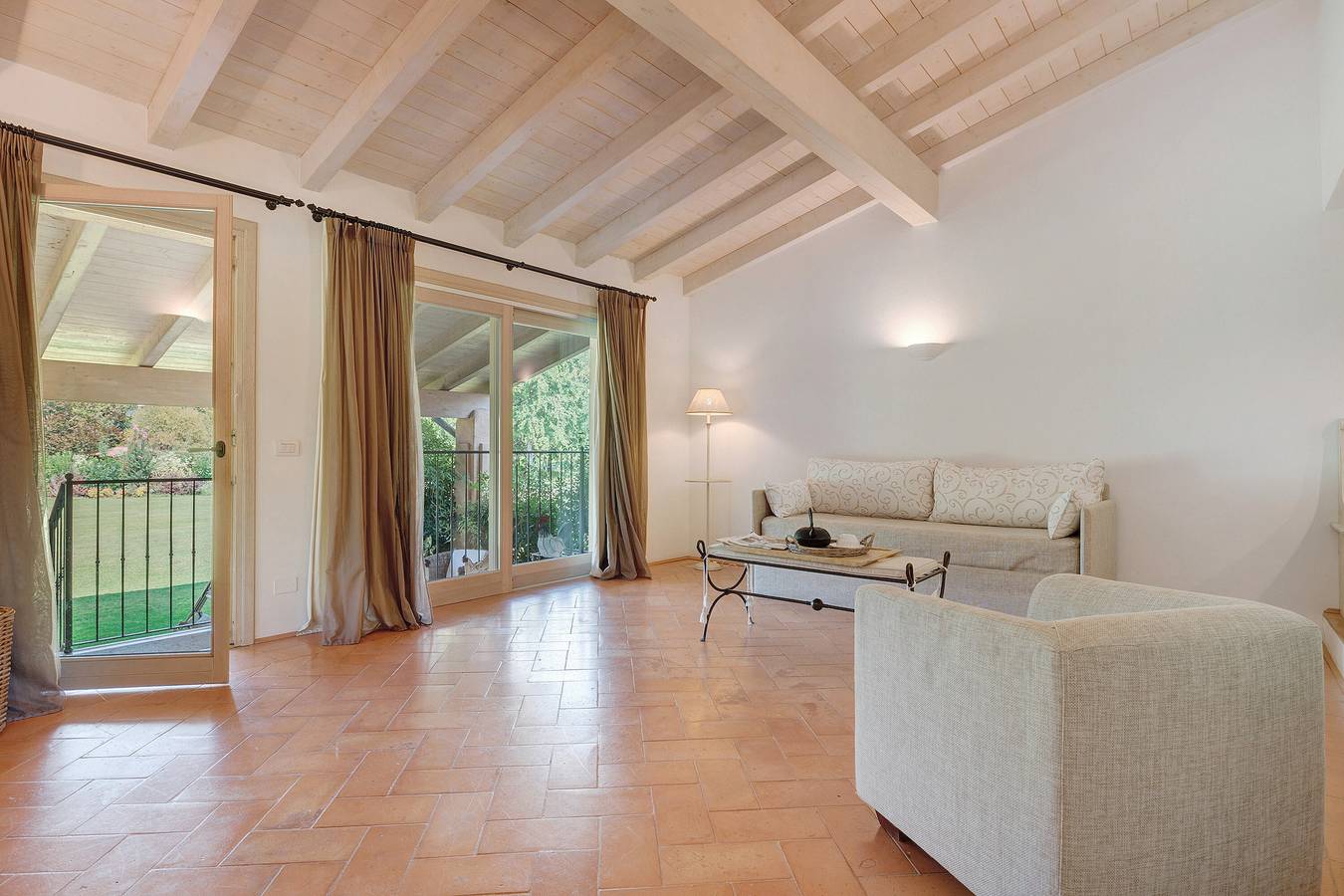 Ganze Wohnung, Apartment 'Bilocale Turchese' mit Gemeinschaftspool, Wlan und Klimaanlage in Puegnago sul Garda, Gardasee-Berge