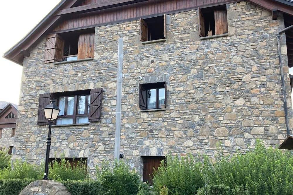 Entire apartment, Apartment 'A10 De Formigal' with Mountain View, Balcony and Wi-Fi in Escarrilla, Sallent de Gállego