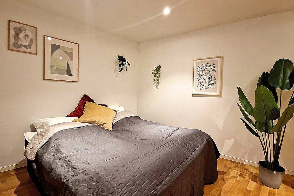 Entire apartment, City center retreat with king bed in Bergenhus, Bergen