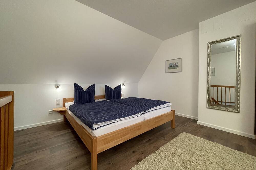 Ganze Wohnung, Reethaus Seeschlößchen, Fewo Westmöwe, nur 200m bis zum Strand in Büsumer Deichhausen, Nordseeküste