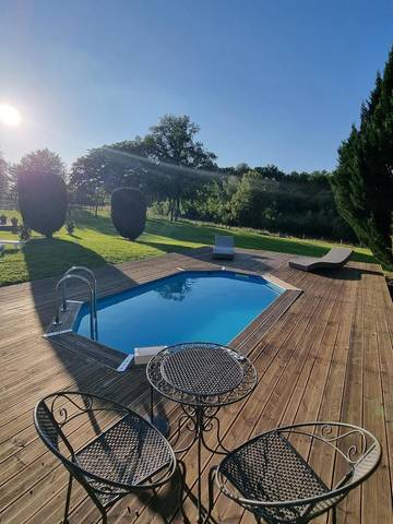 Gîte pour 3 personnes, avec piscine et jardin ainsi que vue sur le lac et vue à Sarrazac