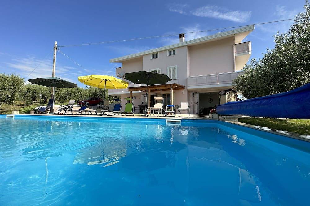 Stunning villa for 12, private pool, with free aircon and central heating in Civitella Casanova, Gran Sasso