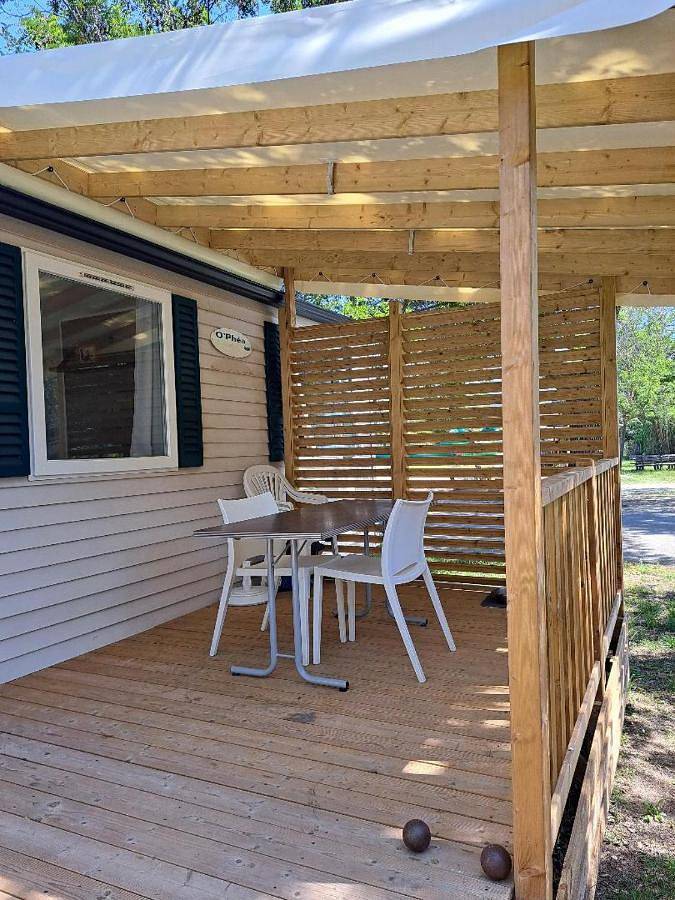 Camping pour 6 personnes, avec piscine et terrasse