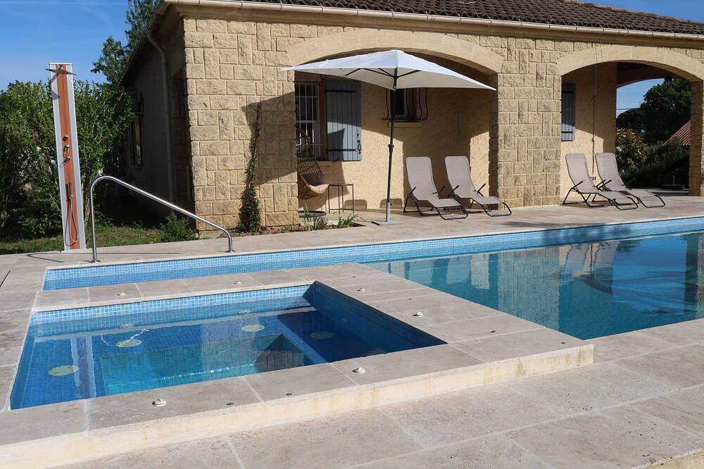 Cozy vacation home with heated pool + whirlpool, sauna. Pet friendly.  in Castillon-du-Gard, Region de Nimes