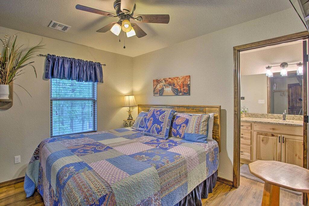 Geräumiges Kingston Home w / Porch-Walk zum Lake Texoma in Lake Texoma