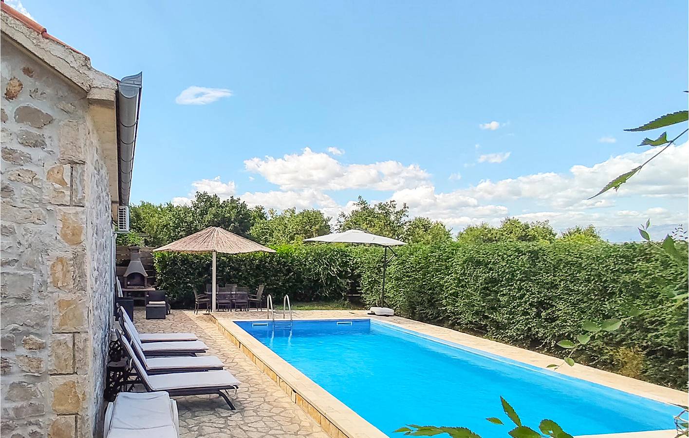 Reizende 1-Zimmer-Ferienwohnung mit Pool, Terrasse und WLAN in Grad Benkovac, Zadar