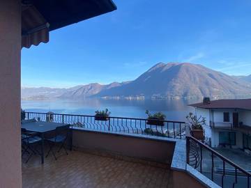 Gîte pour 4 personnes, avec terrasse ainsi que vue et vue sur le lac à Argegno