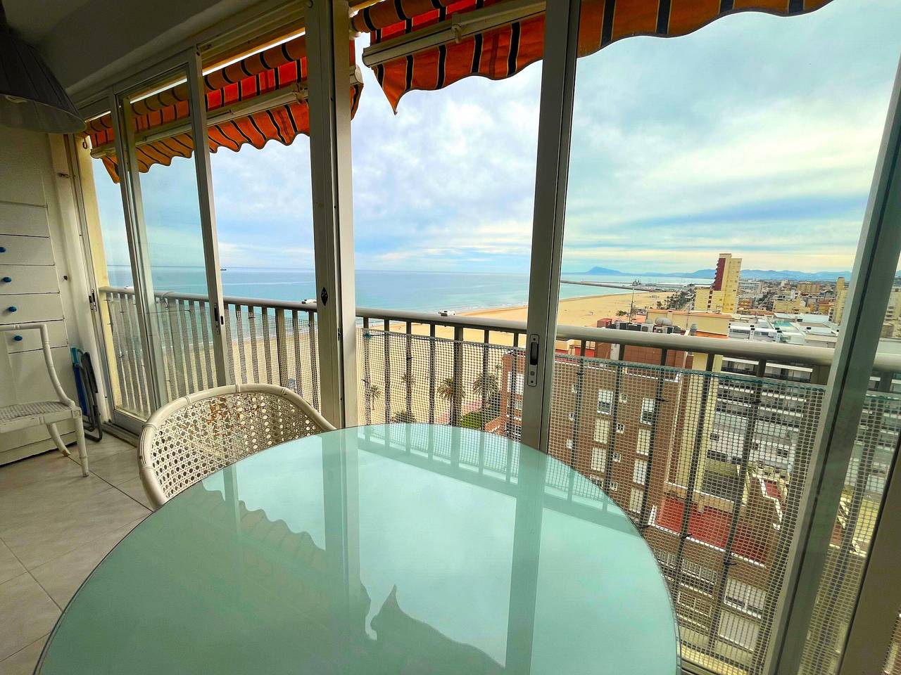 Apartamento entero, Estudio en primera línea de playa con terraza y piscina in Platja Nord de Gandia (Gandia), Playa de Gandía