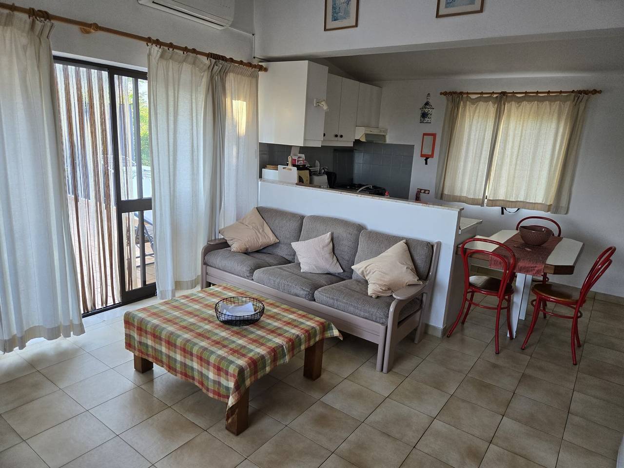 Apartamento inteiro, Apartamento 'One Bedroom 1' com Piscina Partilhada, Wi-Fi e Ar Condicionado in São Bartolomeu de Messines, Distrito de Faro