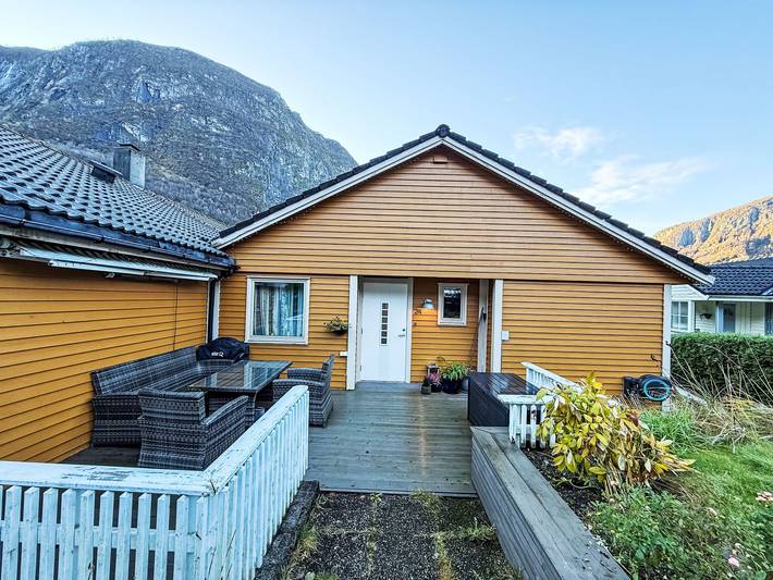 Ferienhaus für 6 Personen, mit Balkon und Garten sowie Ausblick in Sognefjord
