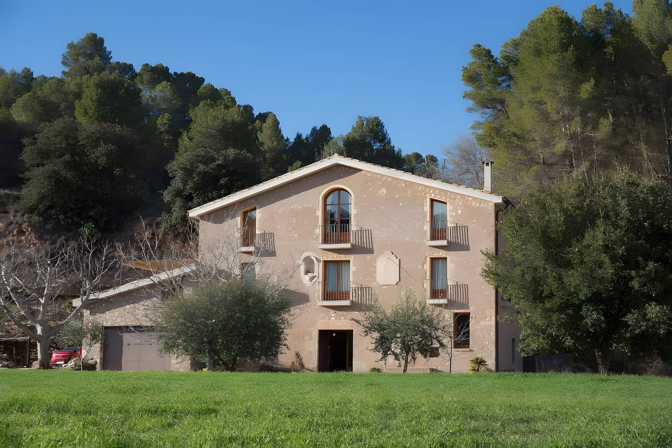 Casa vacacional 'Masia Els Nocs' con vistas a la montaña, Wi-Fi y aire acondicionado in Jorba, Interior de Barcelona