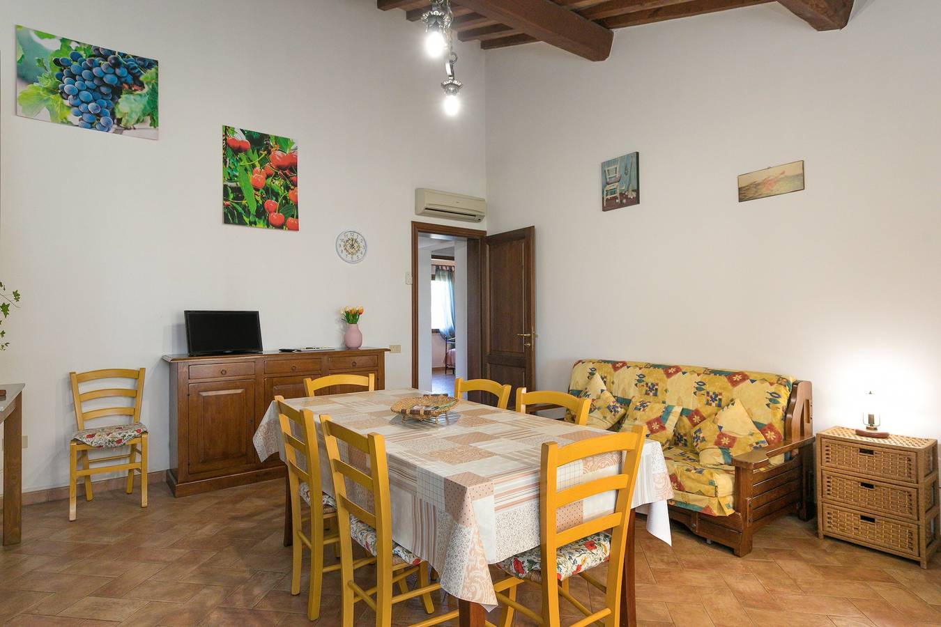 Agriturismo "Il Pino - Appartamento Ciliegio" con piscina condivisa, terrazza privata e Wi-Fi in Cecina, Costa degli Etruschi