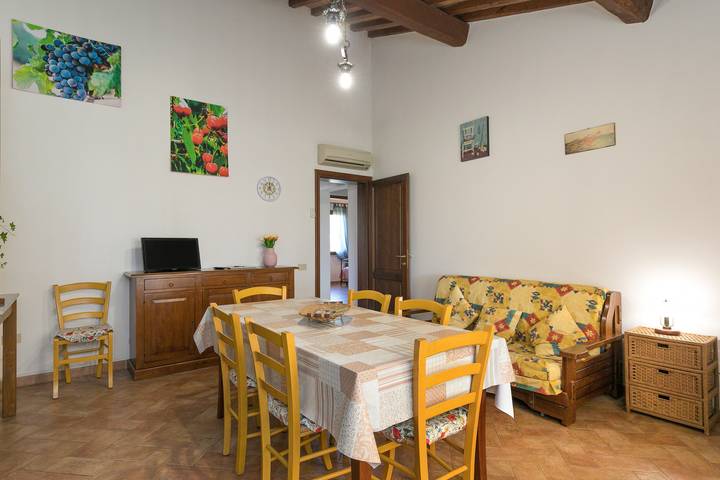Agriturismo "Il Pino - Appartamento Ciliegio" con piscina condivisa, terrazza privata e Wi-Fi in Cecina, Costa degli Etruschi