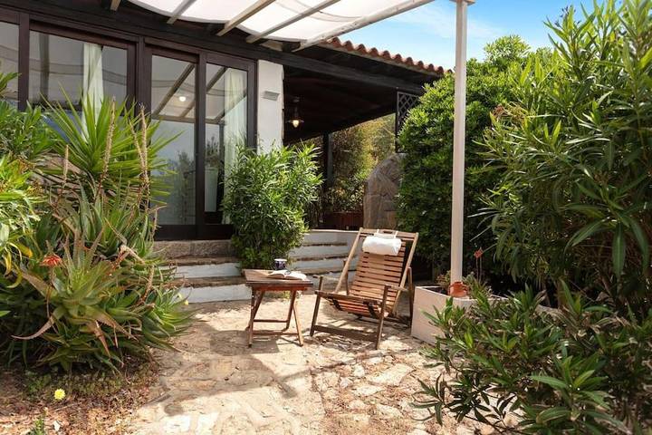 Location de vacances pour 4 personnes, avec piscine et jardin ainsi que terrasse et vue dans Sole Ruiu