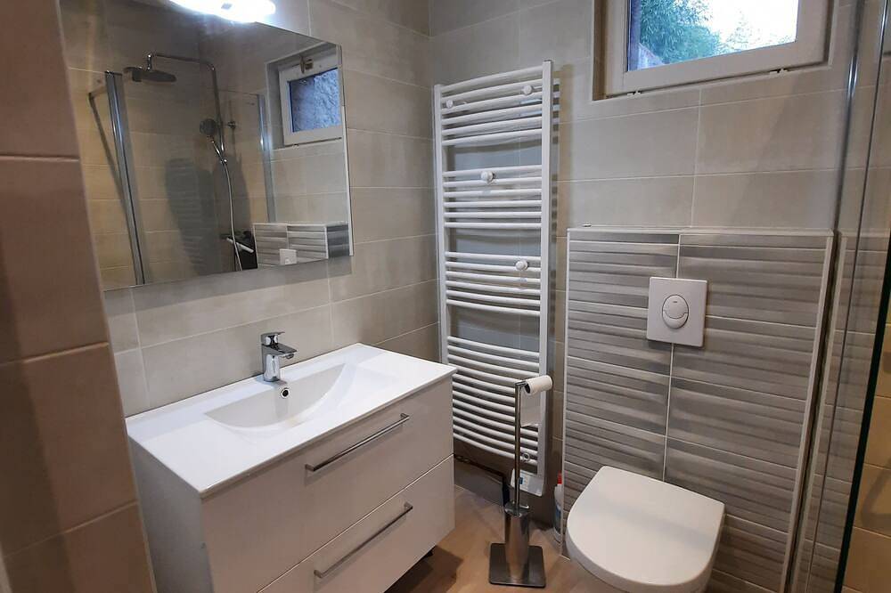 Charming detached house with swimming pool, set in lush greenery on the banks of the Allier. in Bellerive-sur-Allier, Vichy region