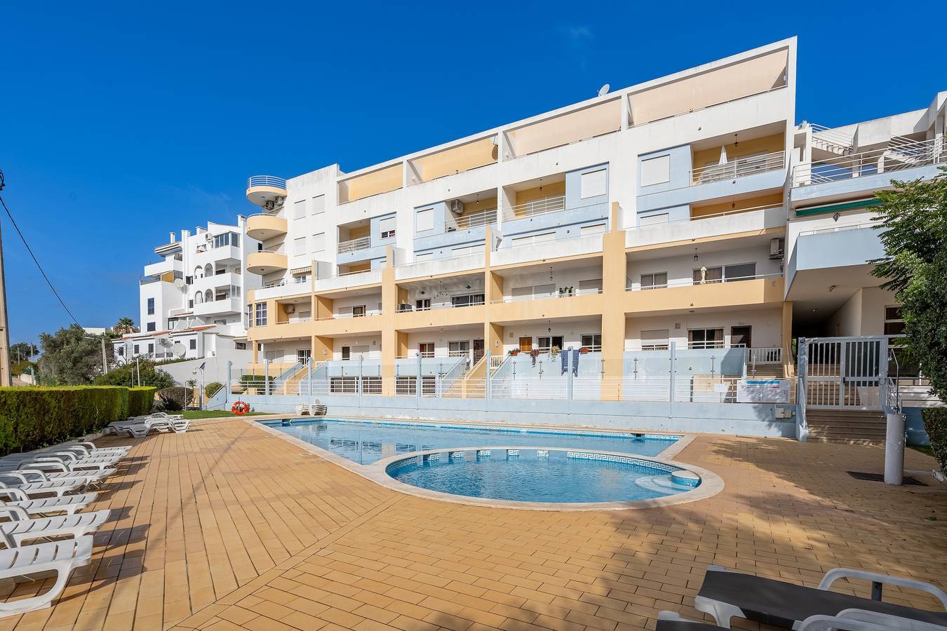 Apartamento entero, Apartamento 'Maralvor 301' con vistas al mar, piscina compartida y Wi-Fi in Alvor, Distrito de Faro