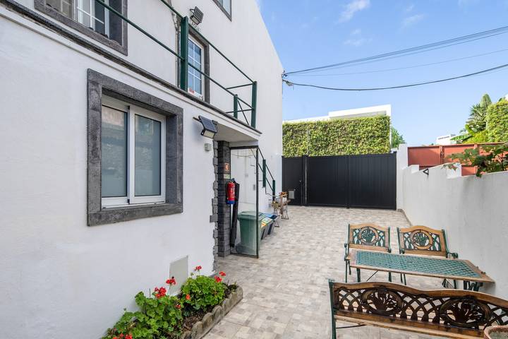 Appartamento intero, Camera a Santa Cruz, patio con vista giardino e Wi-Fi in São Miguel Island, Lagoa (Azzorre)