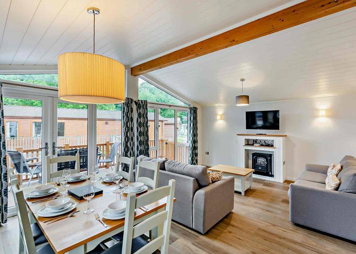 Deluxe 2 Lodge, slps 4, parking, ensuite & decking in Bowness-on-Windermere, Lake District