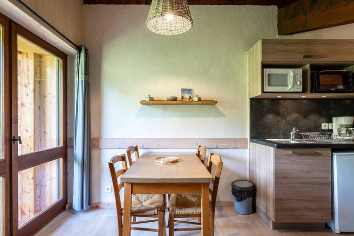 Entire studio, Studio Apartment '7 - La Pierramenta' with Mountain View, Shared Garden and Wi-Fi in Cohennoz, Albertville region