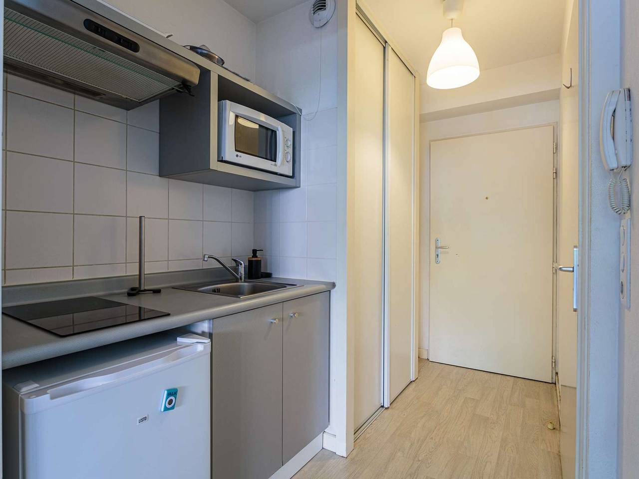 Entire apartment, Cozy Studio with Terrace, Parking, Near Beaches & Amenities in Anglet in Anglet, Bayonne region