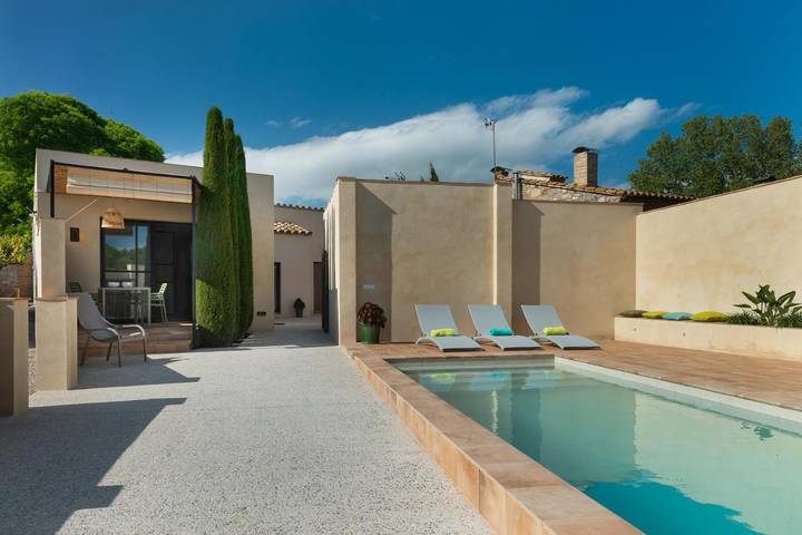 Location de vacances pour 5 personnes, avec piscine ainsi que vue et jardin à Siurana
