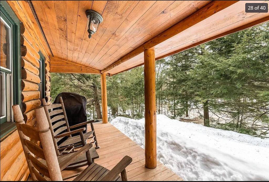 Centrally Located Custom Log House in Newbury (NH), New Hampshire