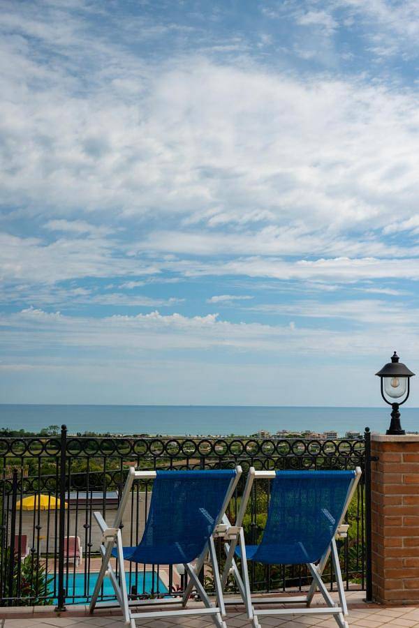 B&b per 2 persone, con Terrazza e Giardino nonché Piscina e Panorama a Martinsicuro