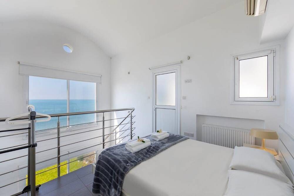 Executive-Waterfront Villa mit großem Pool, spektakuläre Sonnenuntergänge und Meerblick in Südzypern