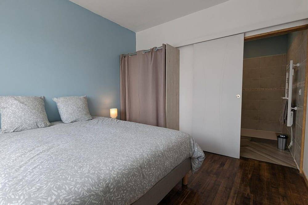 Maison spacieuse avec piscine privée, climatisation, Wi-Fi, animaux acceptés et parking in Montbron, Charente