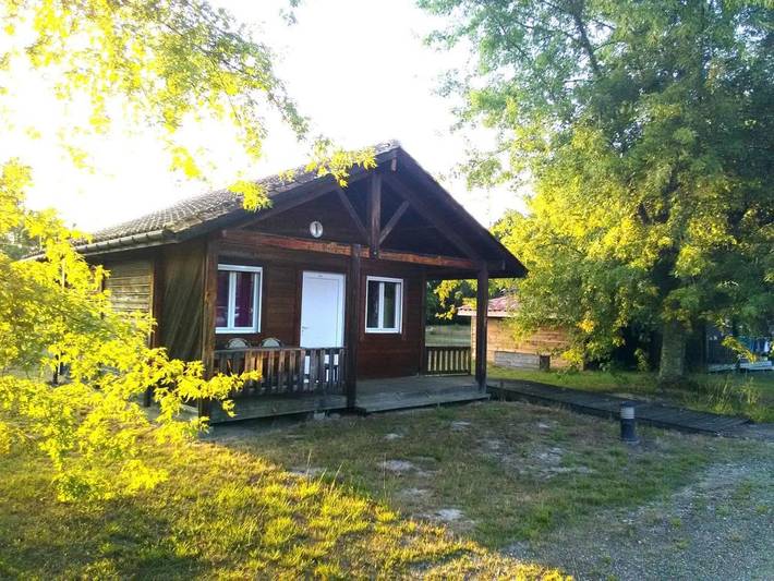 Location de vacances pour 5 personnes, avec Terrasse et Jacuzzi ainsi que Jardin et Bassin pour enfant à Uza