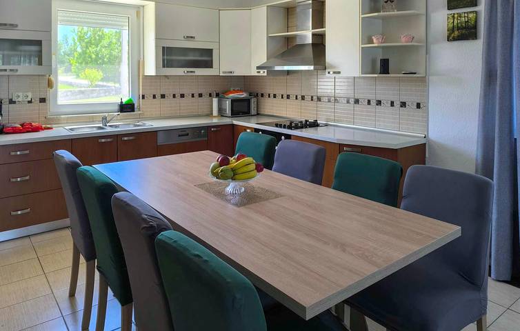 Gemütliche 2-Zimmer-Wohnung mit Pool und Terrasse, 1,5 km vom Fluss Ričina entfernt in Imotski, Makarska Riviera