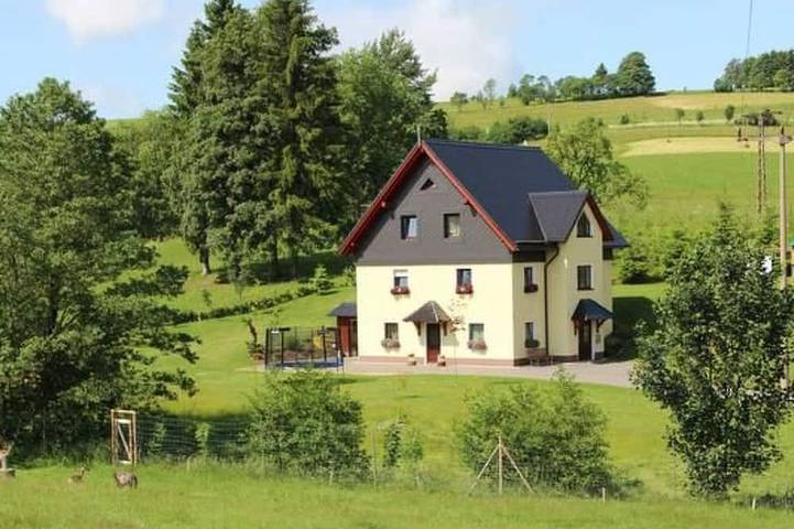 Ferienwohnung für 4 Personen, mit Pool und Garten, mit Haustier