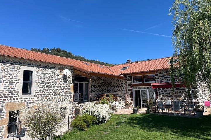 Location de vacances pour 13 personnes, avec jardin à Saint-Privat-d'Allier