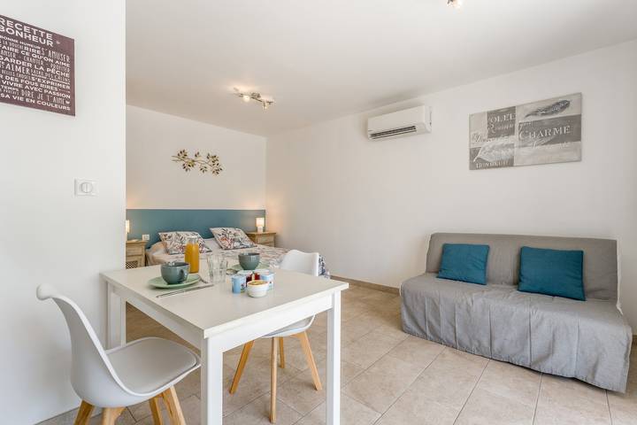 Gehele studio, Studio 'La Fourmi' met bergzicht, wifi en airconditioning in Taillades, Parc naturel régional du Luberon