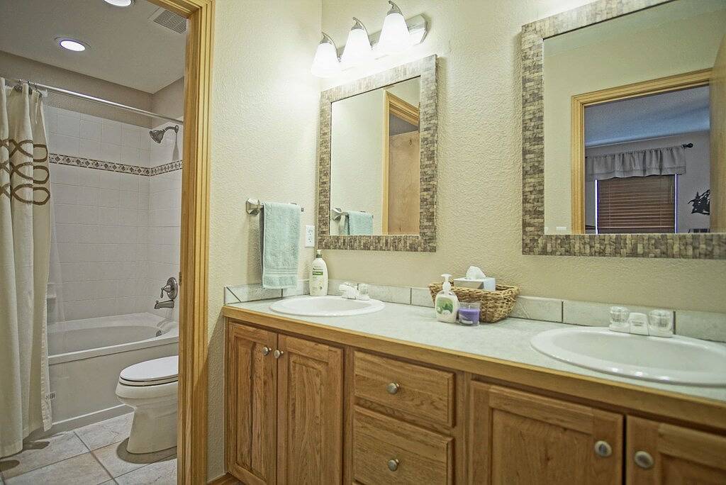 Close to 5 Ski Resorts - On Free Bus Route - Blue River in Backyard - Hot Tub in Silverthorne, Arapaho and Roosevelt National Forests