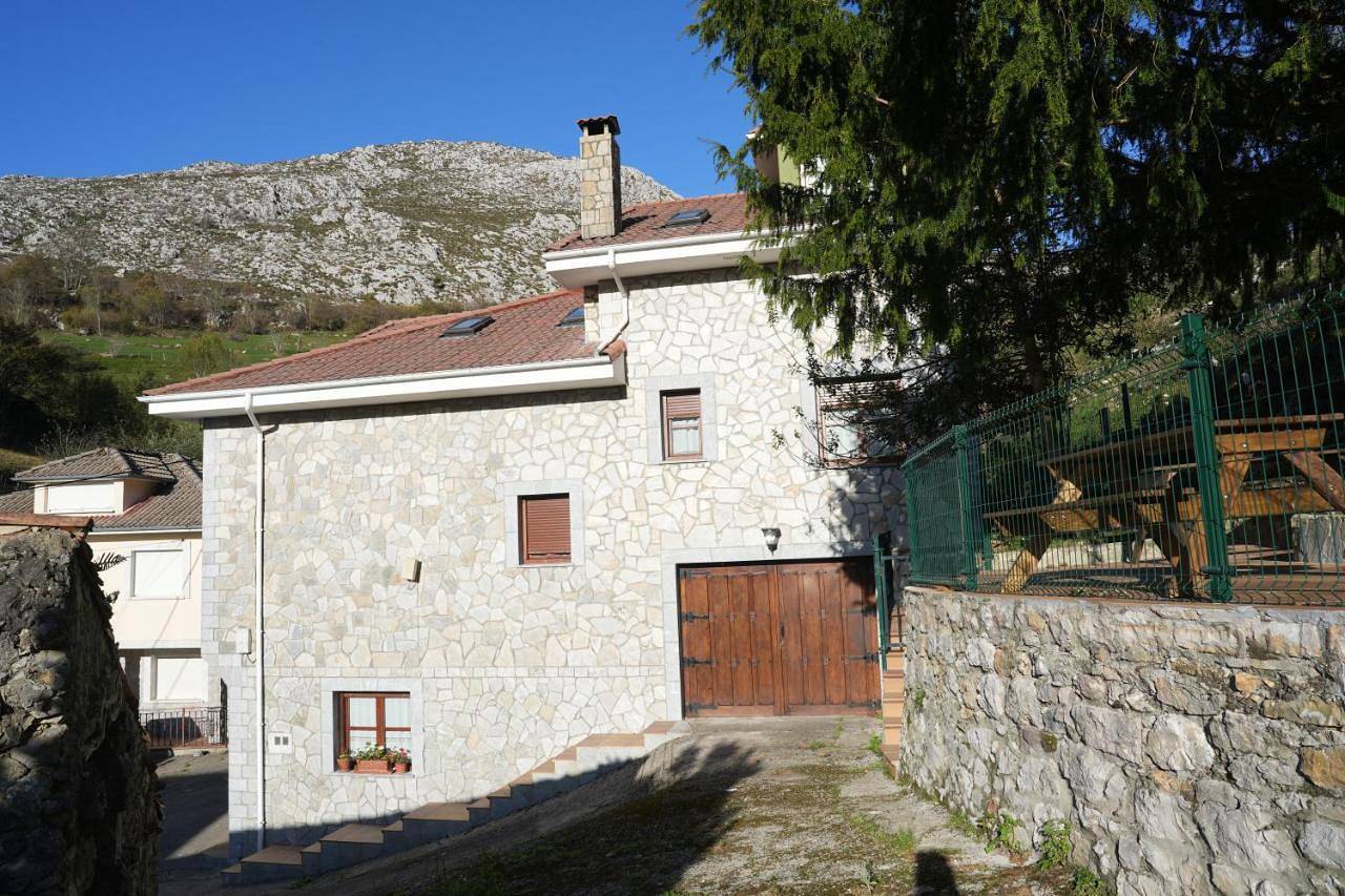 Eight-Bedroom House in Peñamellera Alta, Cordillera Cantábrica
