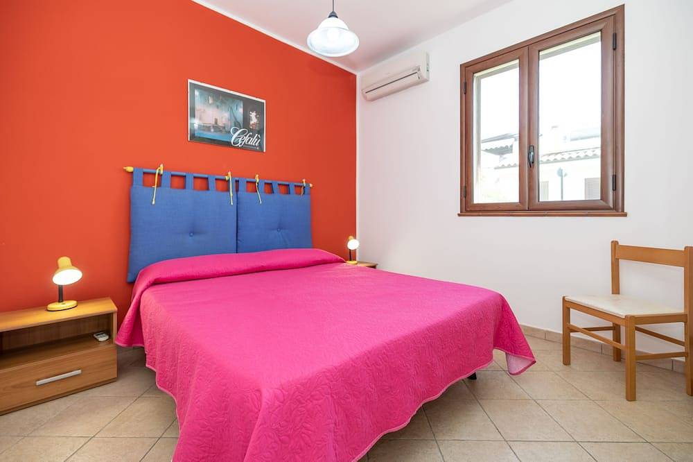 Villecefalu. Seaside villa with garden. 2 bedrooms. Self Check-In in Piana Calzata, Provincie Palermo