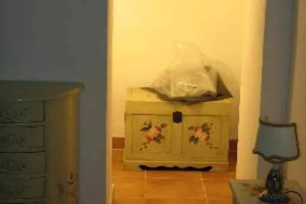 Entire apartment, San Felice Circeo: Charming semi-subsoil apartment in Villa on the sea with direct access to the beach in Torre Olevola, Agro Pontino