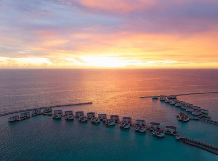 Resort för 3 Personer, med terass samt pool och utsikt på Maldiverna