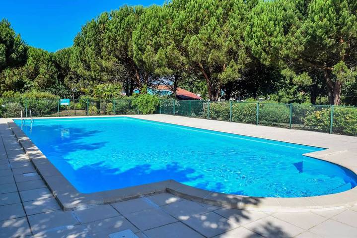 Mobil-Home 4 Pièces 6 Personnes Climatisé + TV in Audenge, Région d'Arcachon