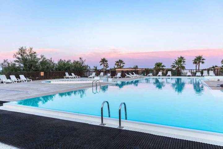 Camping pour 4 personnes, avec Terrasse et Piscine