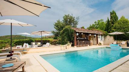 Location de vacances pour 6 personnes, avec terrasse et piscine, animaux acceptés à Dégagnac