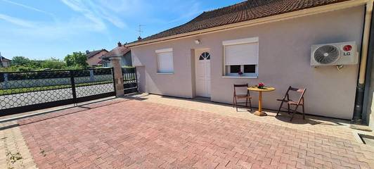 Gîte pour 4 personnes, avec vue et terrasse à Châtenoy-le-Royal