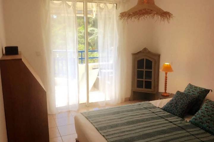 Gîte pour 4 personnes, avec jardin et jacuzzi dans Plage D Aigue Bonne - 2