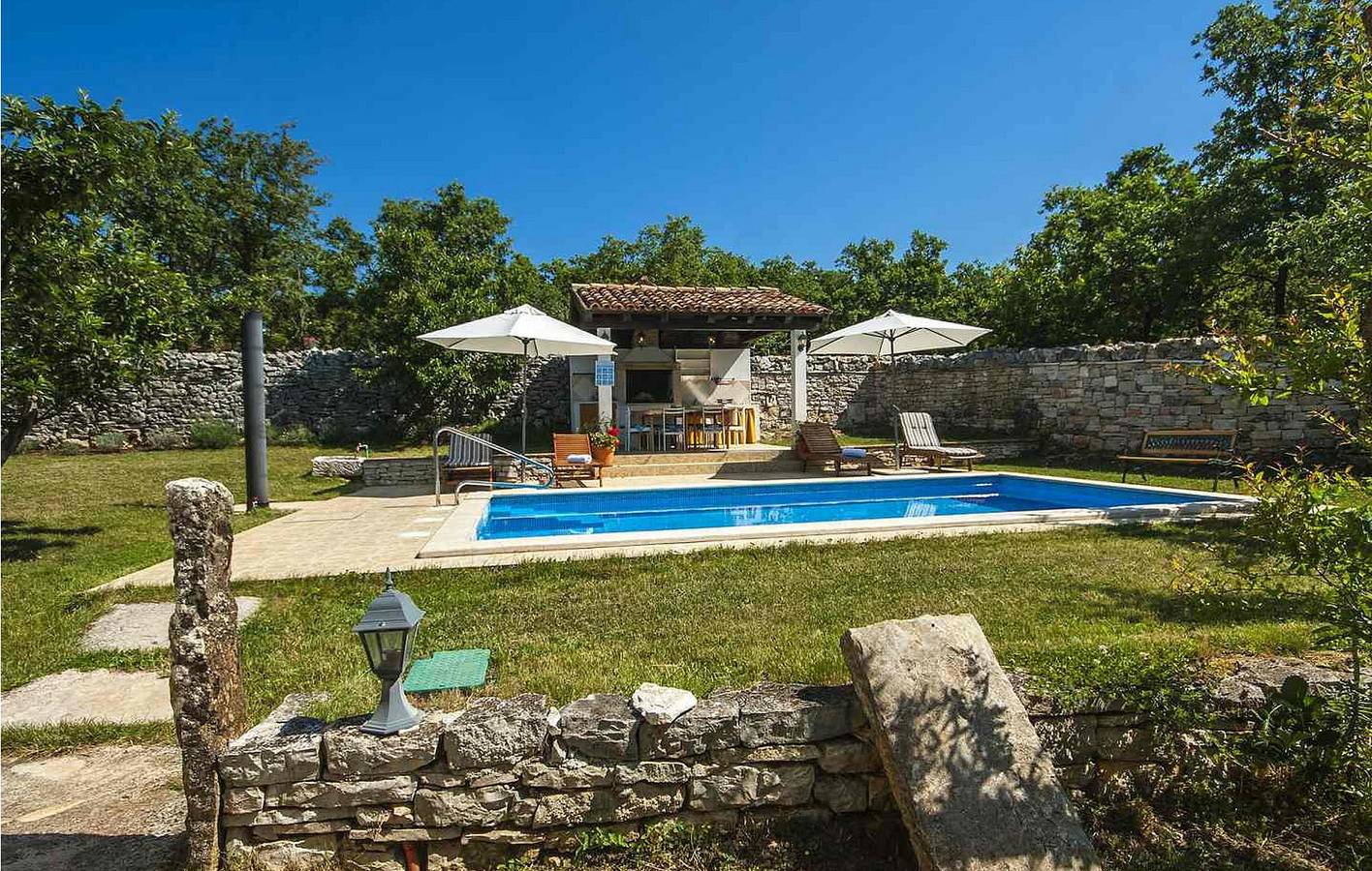 Incantevole appartamento con 2 camere da letto, piscina e terrazza, a 700 m dal centro di Anzici in Visignano (Općina), Istria centrale